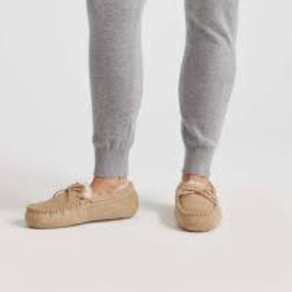 UGG Dakota Woman Shoes Size 7 - Picture 1 of 7